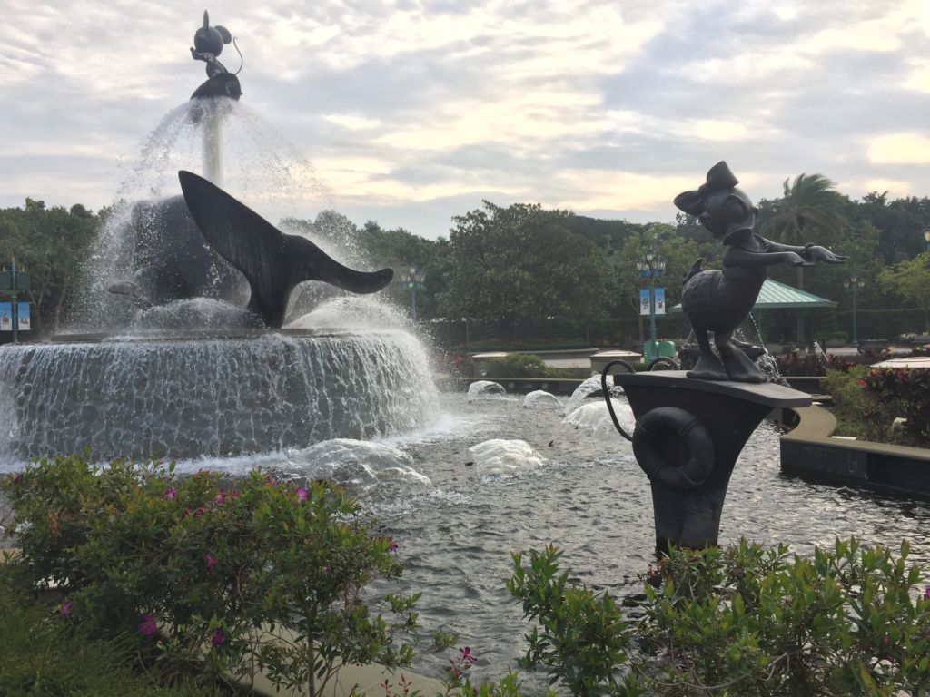 Fontaine à l'entrée de Hong Kong Disneyland